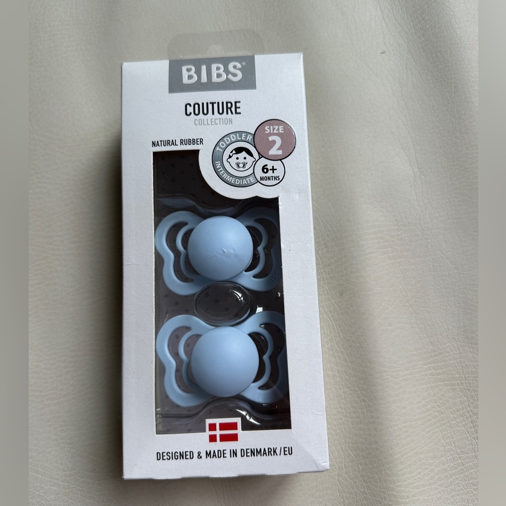 Bib Set of 2 Pacifiers Size 2